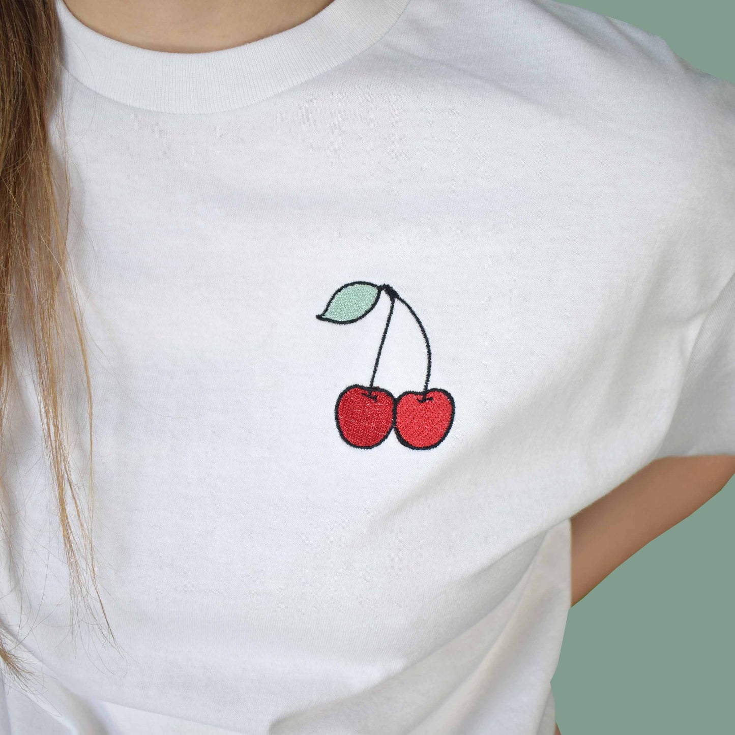 bijela majica kratkih rukava s vezom trešnje