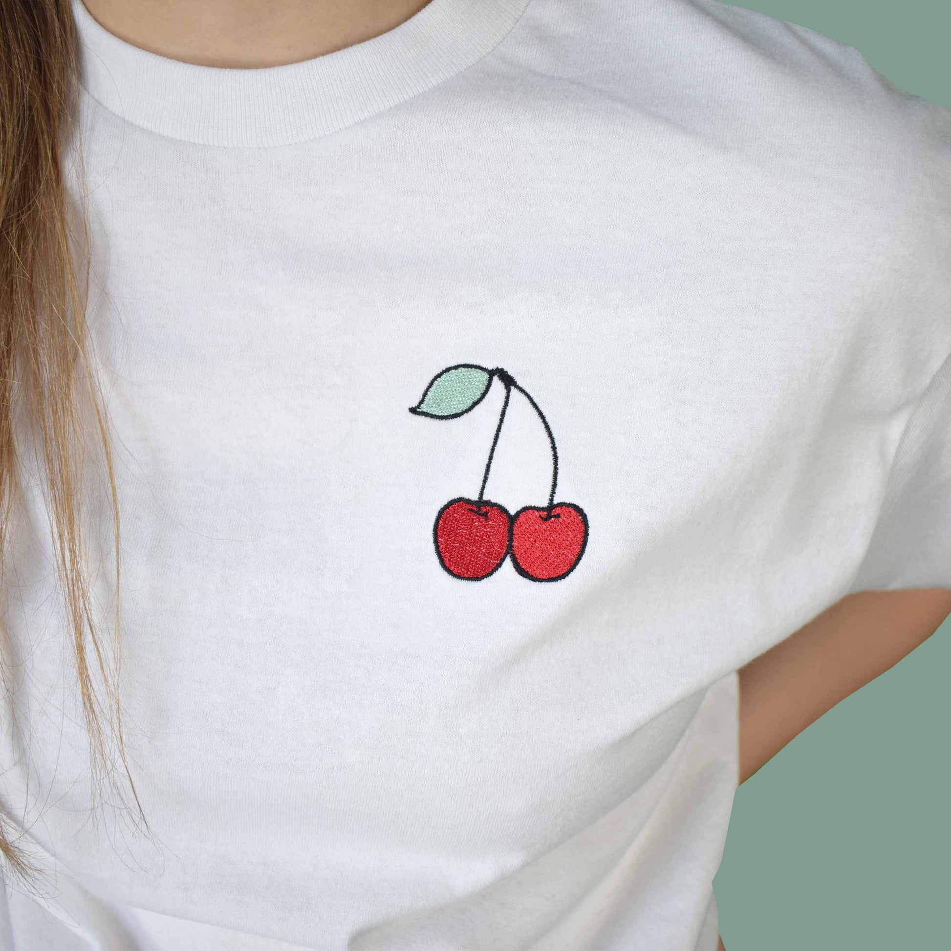 bijela majica kratkih rukava s vezom trešnje