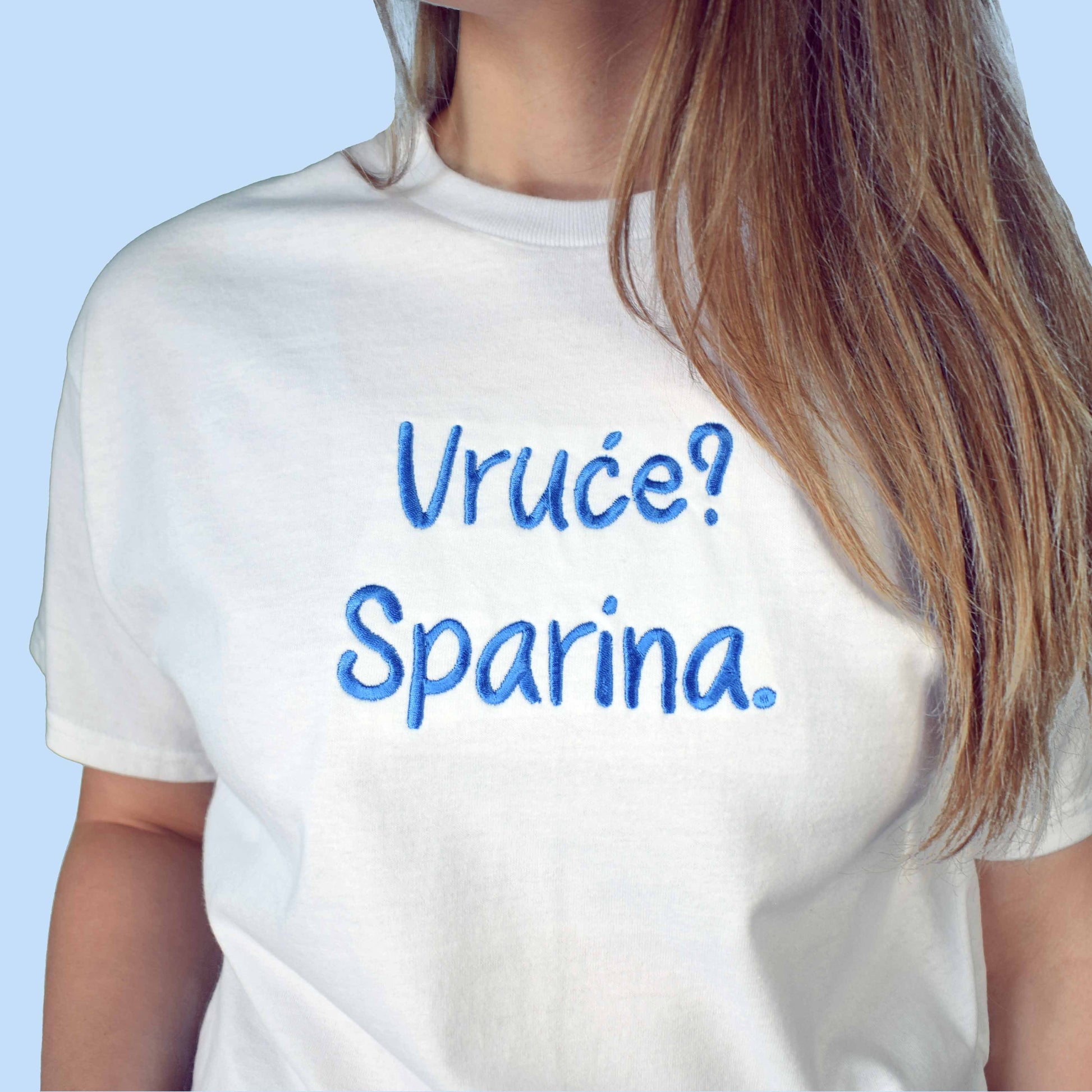 bijela majica kratkih rukava s vezom natpisa "Vruće? Sparina."