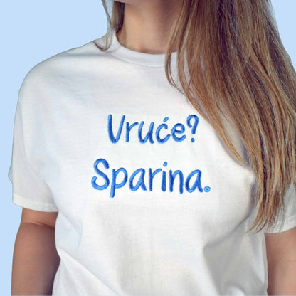 bijela majica kratkih rukava s vezom natpisa "Vruće? Sparina."