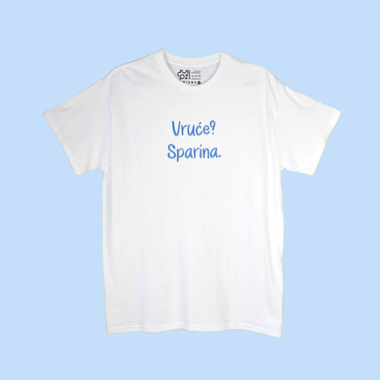 bijela majica kratkih rukava s vezom natpisa "Vruće? Sparina."