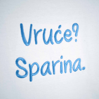 bijela majica kratkih rukava s vezom natpisa "Vruće? Sparina."