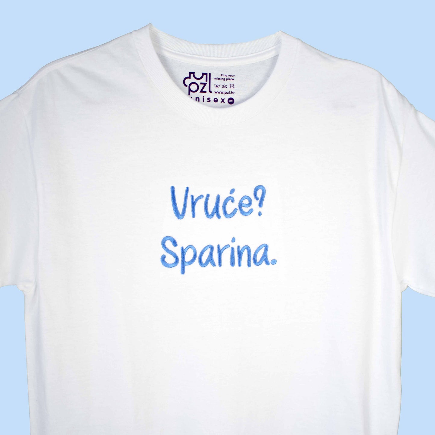 bijela majica kratkih rukava s vezom natpisa "Vruće? Sparina."