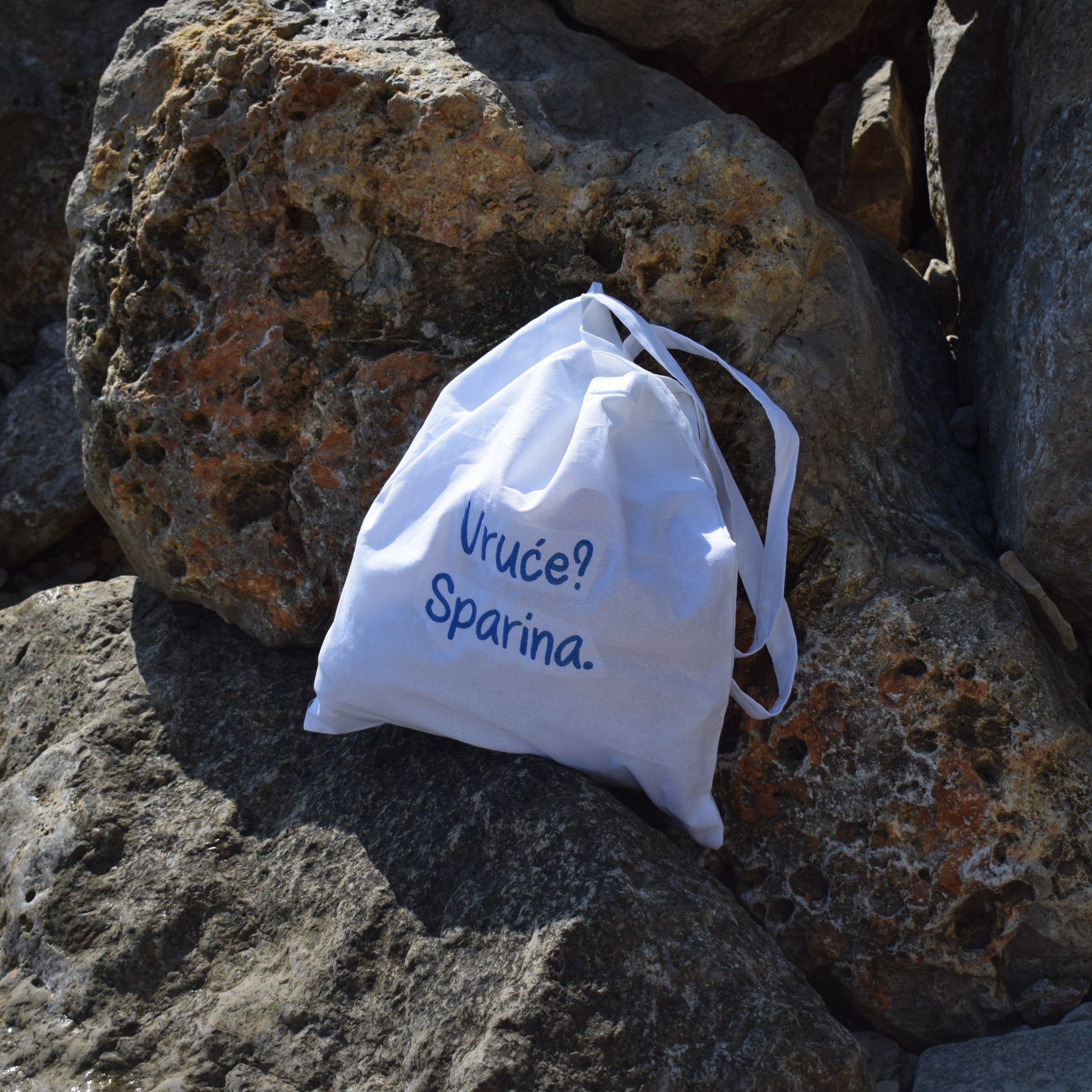 bijeli pamučni ceker s vezom natpisa "Vruće? Sparina."