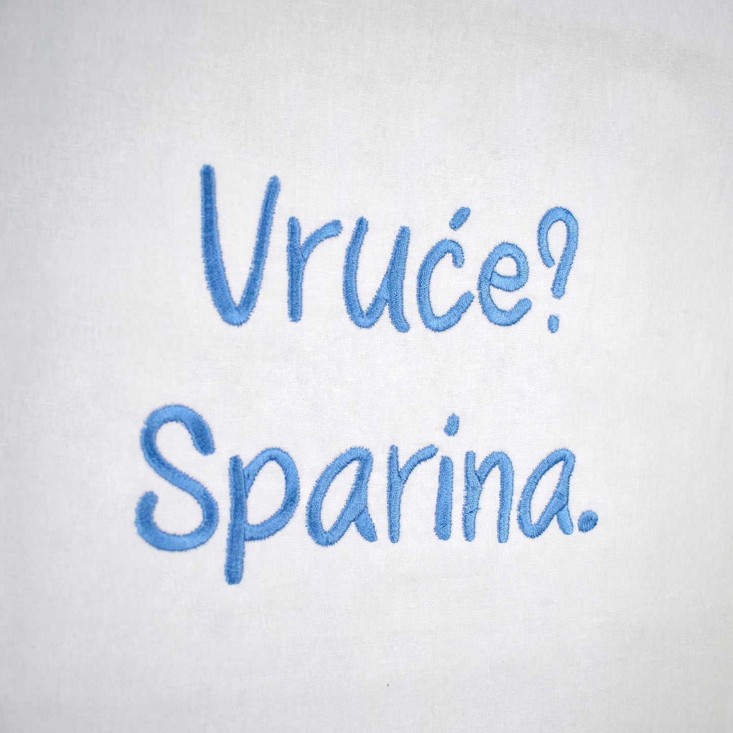 bijeli ceker s vezom natpisa "Vruće? Sparina."