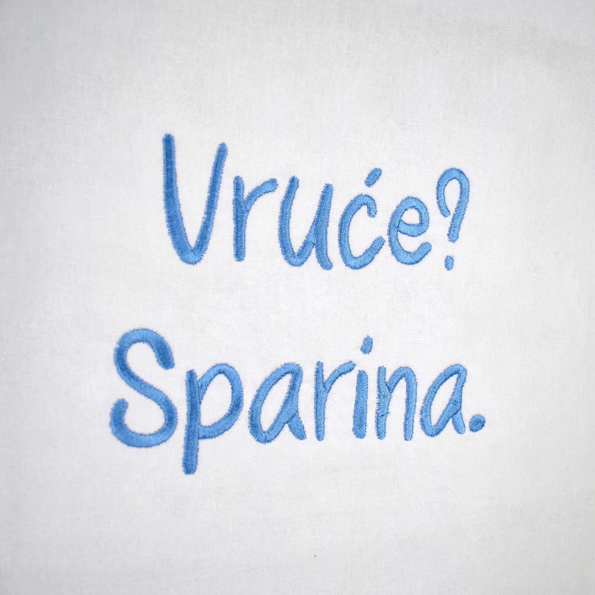 bijeli ceker s vezom natpisa "Vruće? Sparina."