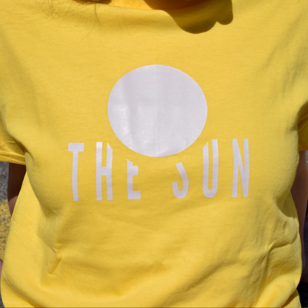 žuta majica kratkih rukava s printom Sunca